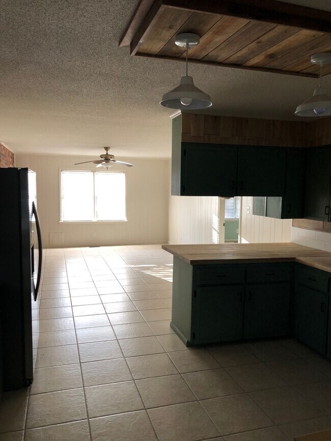 Building Photo - SPACIOUS THREE BEDROOM, TWO BATH HOME
