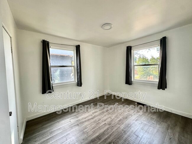 Building Photo - 11134-11116 116 St NW