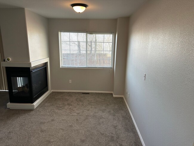 Foto del edificio - Charming 3BD Townhome in Gated Community just minutes from Peterson AFB & Fort Carson - Security ...
