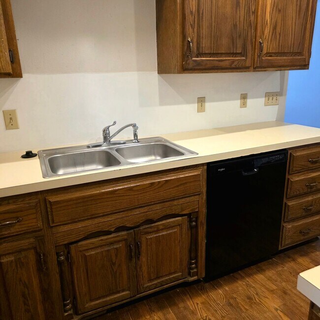 Foto del edificio - 2 Bed / 2 Bath / 2-Car Garage Duplex in a Great Nixa Neighborhood!