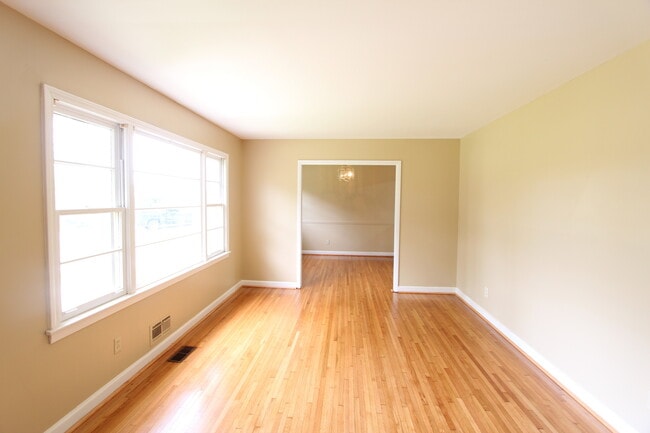 Building Photo - New On The Market!! Will not last long at ...