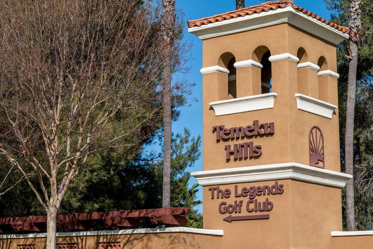 Country Club Living - 41438 Ashburn Rd