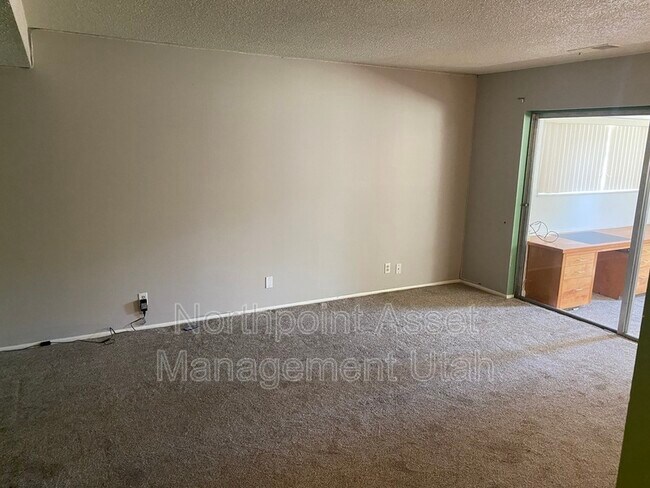 Building Photo - 2323 Chateau Dr