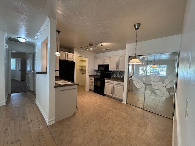 Building Photo - DARLING TOWNHOME FOR RENT!