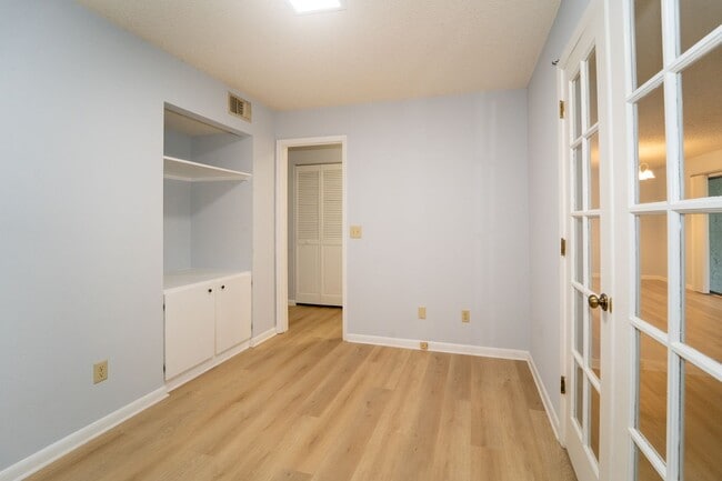 Building Photo - 2/2 1st Floor Apartment