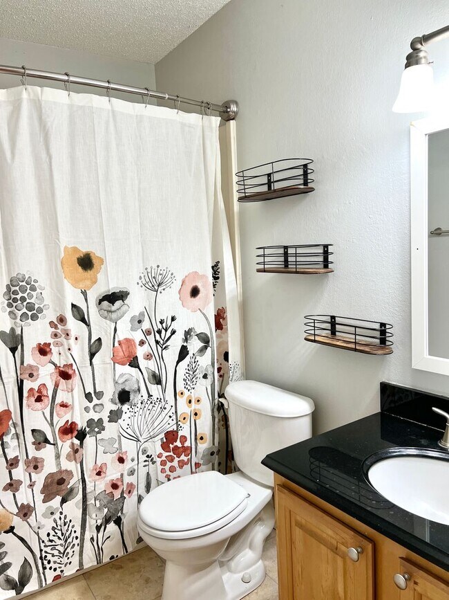 Foto del edificio - 1 BD/1 BA Condo located in Vieux Carre on Government St. - Gated Community