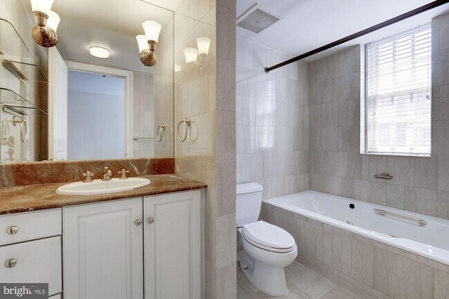 Foto del edificio - 2229 Bancroft Pl NW