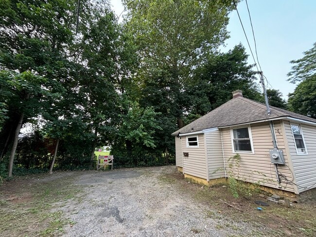 Building Photo - 15 Helen Ln