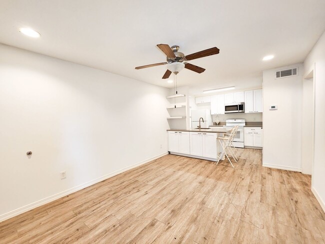 Building Photo - BEAUTIFUL REMODELED 1 BEDROOM 1 BATH CONDO.  GREAT LOCATION!