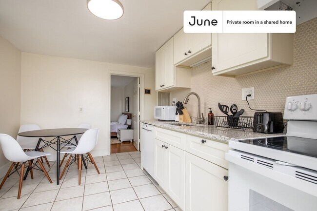 Building Photo - Room in Shared 5 bed/2 bath home