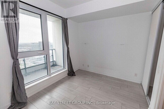 Photo du bâtiment - 950 Portage Pkwy