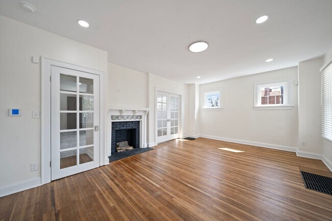 Building Photo - Fully Renovated Beauty!!