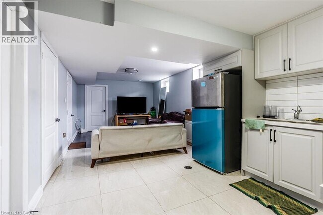 Building Photo - 643 Doon S Dr