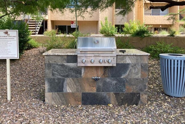 Foto del edificio - 8055 E Thomas Rd