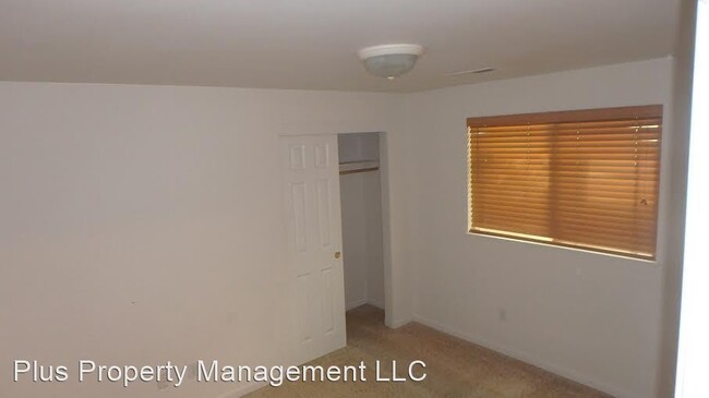 Building Photo - 635-639 SW Pelton Pl