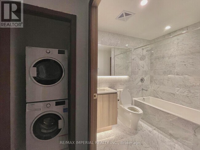 Building Photo - 19 Bathurst St