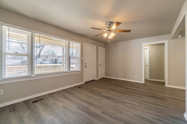 Building Photo - * Move-In Special * Fully Remodeled 3 Bed,...