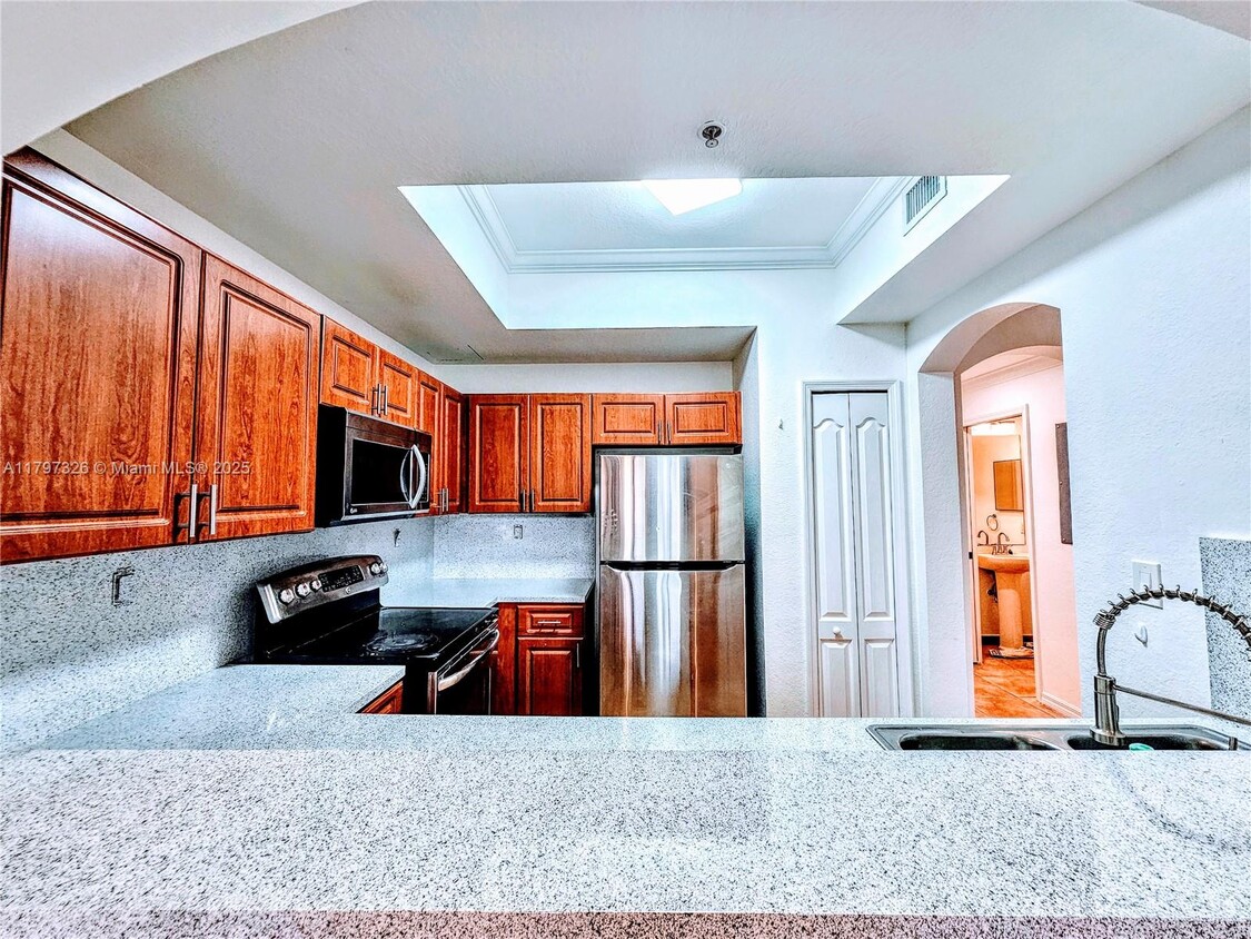 Foto principal - 8858 W Flagler St