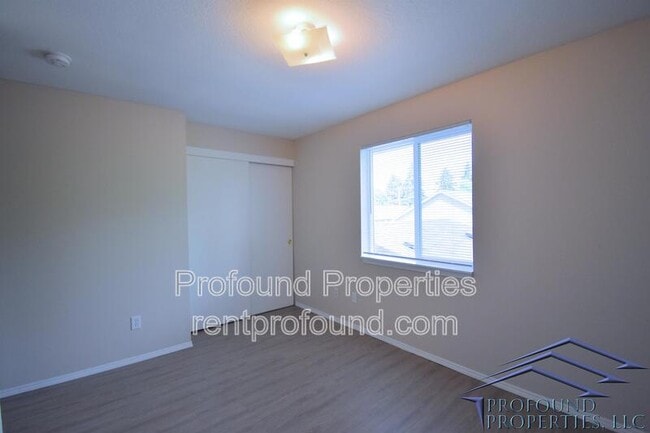 Building Photo - 1448 NE Thomas Ct