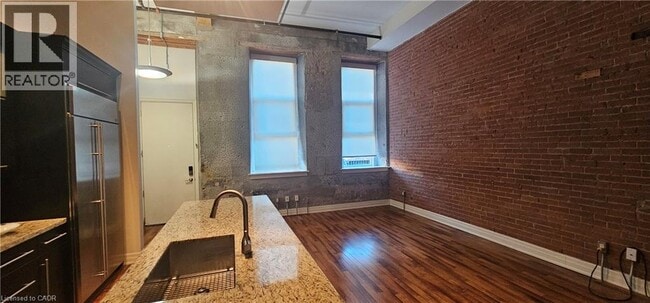 Building Photo - 25 Concession St