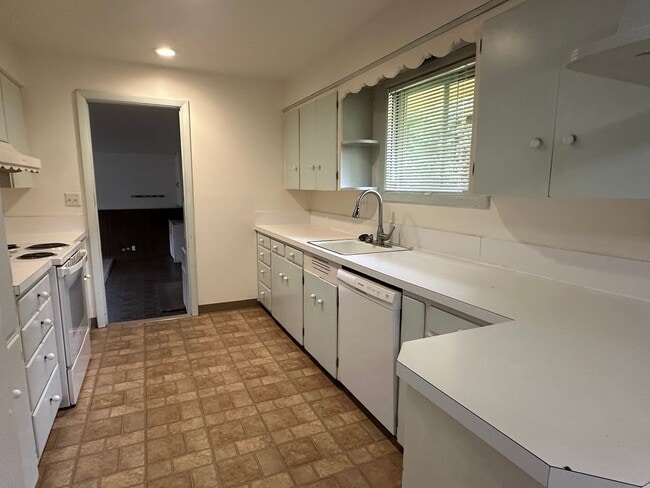 Building Photo - 3 Bedroom Ranch Style Home in the Centenni...