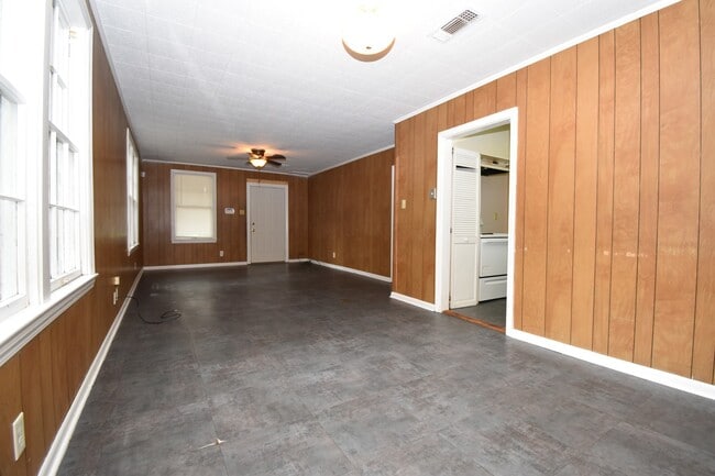 Building Photo - Spacious 3 Bedroom House