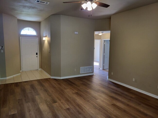 Foto del edificio - 3519 Daisy Ln