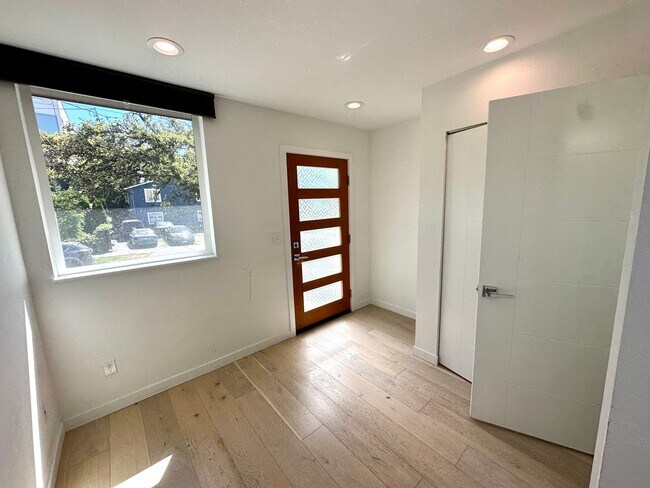 Building Photo - Modern Townhouse w/Rooftop Deck