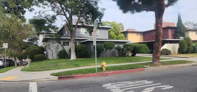 Building Photo - 9825 Crenshaw Blvd