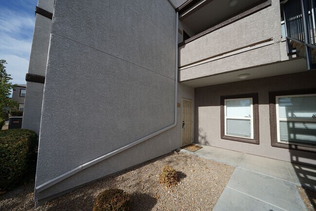 Building Photo - SHOWINGS AVAILABLE NOW