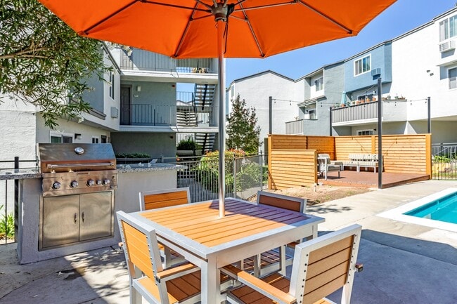 Building Photo - Trailview