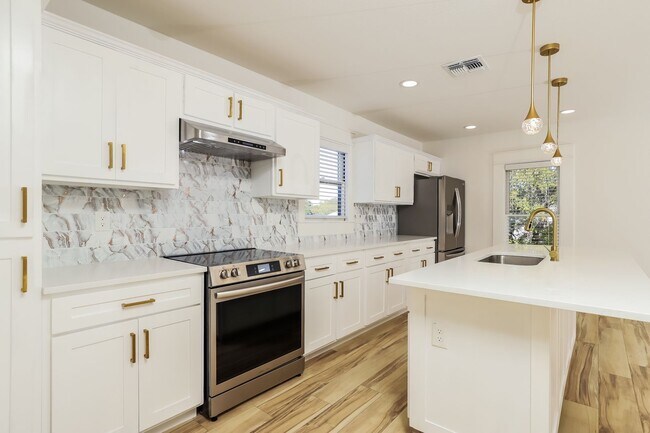 Building Photo - 120 E Magnolia Ave