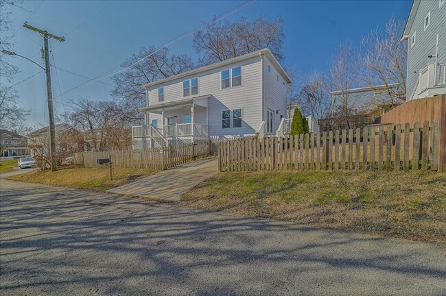 Building Photo - Beautiful House in East Nashville!