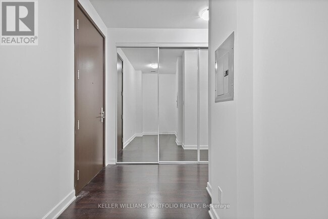 Photo du bâtiment - 380-380 Macpherson Ave