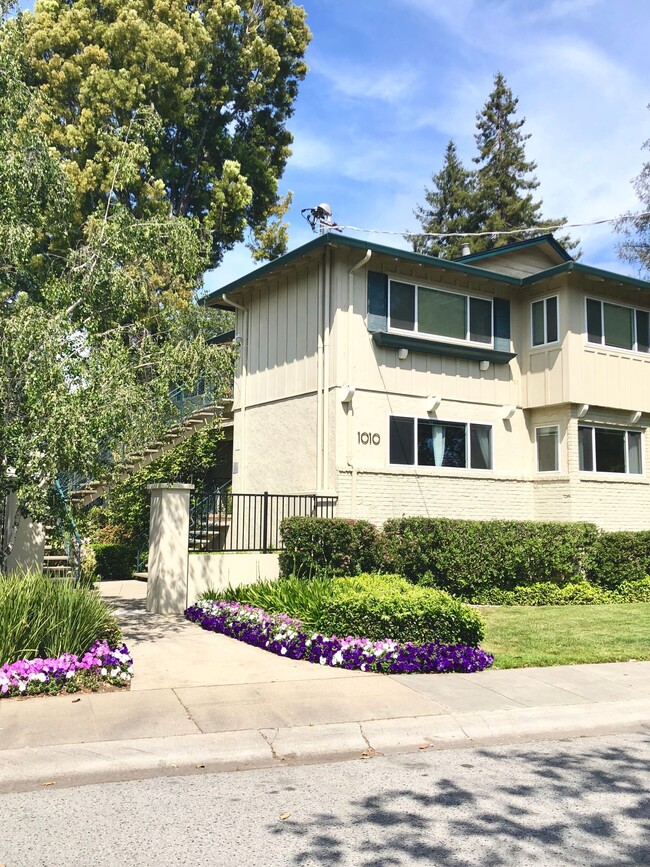 Building Photo - Noel Oaks Apartments