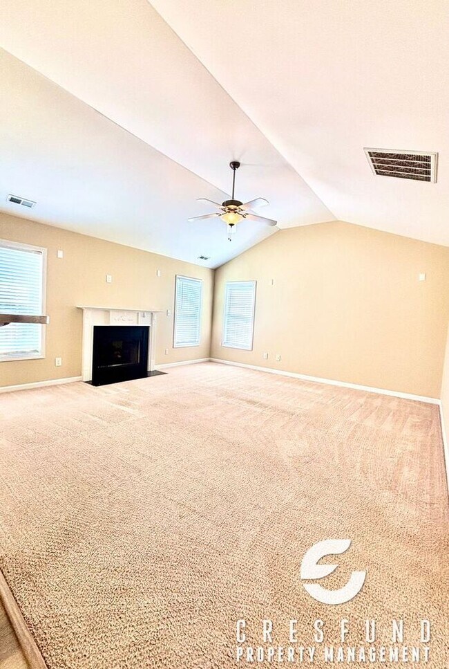 Building Photo - NEW PAINT AND LVP FLOORING! BEAUTIFUL 3 BE...