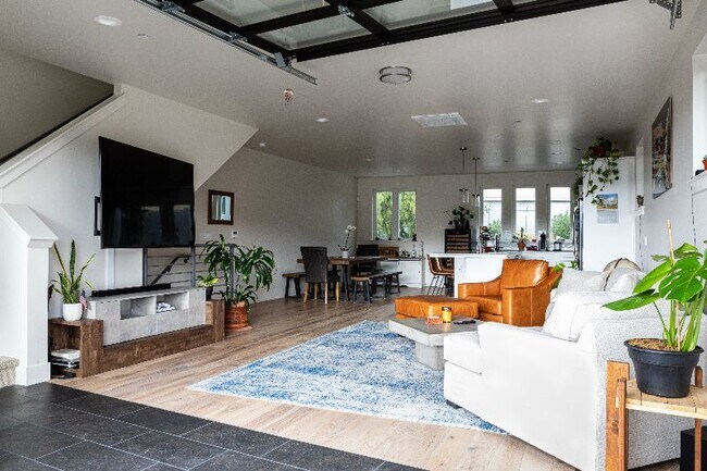 Building Photo - 2450 Victoria Ave