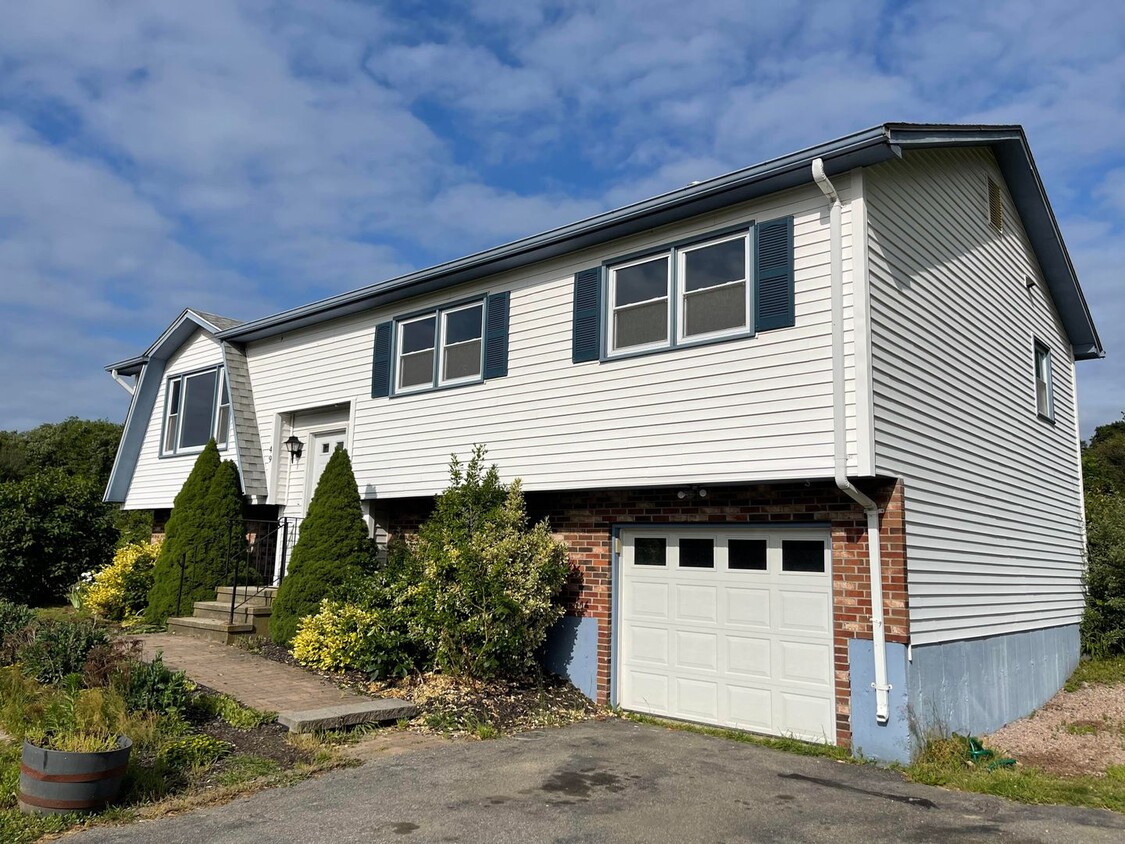 Primary Photo - BEAUTIFUL 3 BED 2 BATH in Stonington