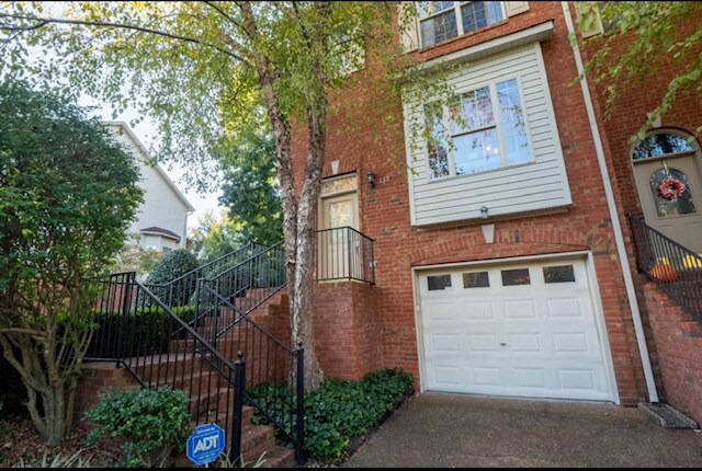Building Photo - 113 Carriage Ct