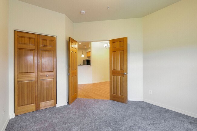 Building Photo - Top-Floor Condo with Unbeatable Mountain Views!