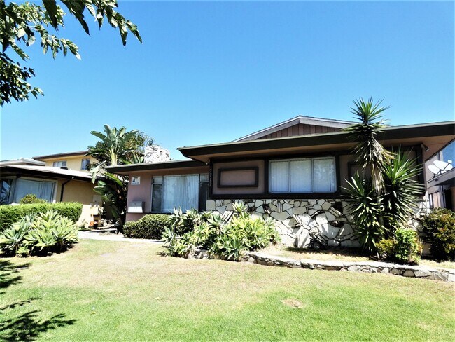 Building Photo - 2713 W Rosecrans Ave