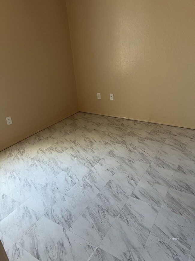 Building Photo - 706 W 4th St