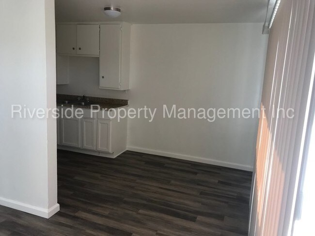 Building Photo - REMODELED UNIT READY TO MOVE IN!