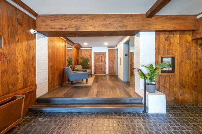 Building Photo - 532 N Rossmore Ave
