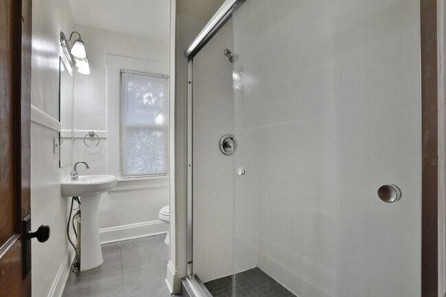 Foto del edificio - 4 Bedroom North Campus Newly Remodeled House with 2 Decks and Patio