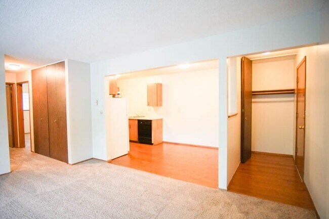 Foto del edificio - Close in NE-2 Bedroom with Parking Ready Now!