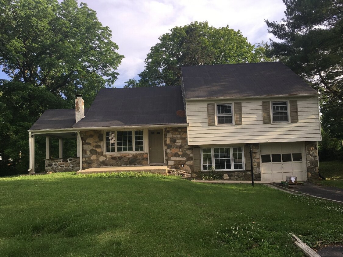Foto del edificio - Charming 4 Bed / 2.5 Split Level - Renovat...