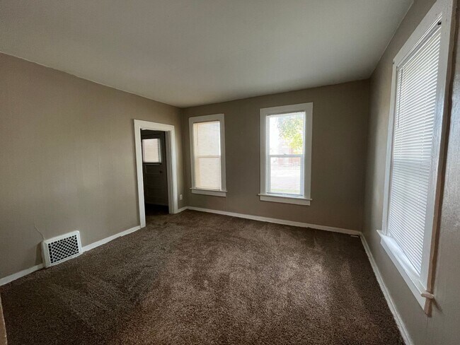 Foto del edificio - 319 E Main St