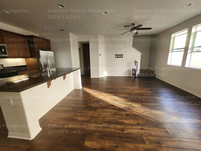 Building Photo - 3 bedroom/ 2.5 bathroom town home located in a secured gated community.