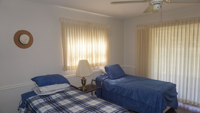 Building Photo - 2 Bedroom / 2 Bath Condo - Furnished